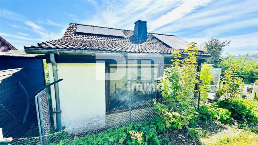 Umfangreich saniertes EFH inkl. PV-Anlage, Terrasse, Wintergarten und Garage - Rückansicht